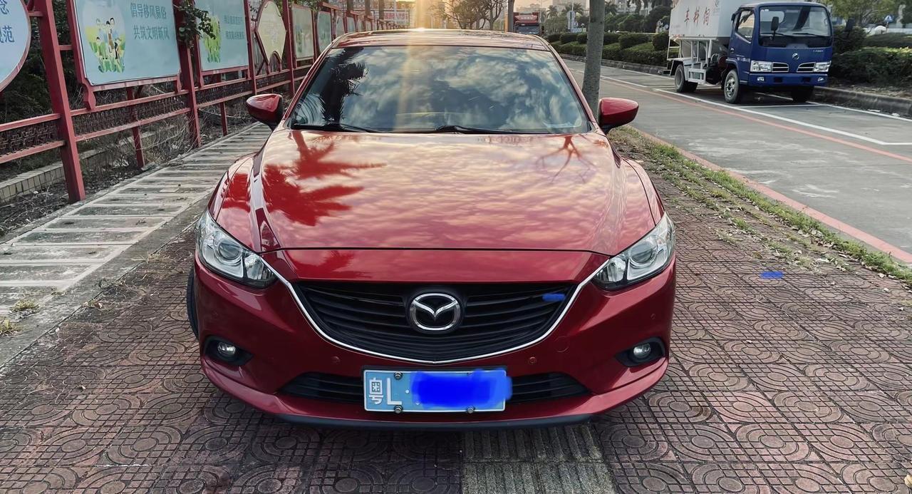 男童悬挂防护窗外3少年爬楼救人