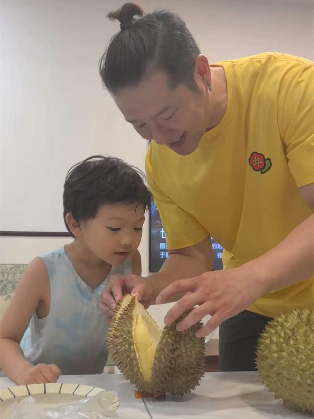 谢金带儿子在家开榴莲，评论区非常热闹，尚筱菊又一次无辜躺枪！德云社谢金带儿子初心