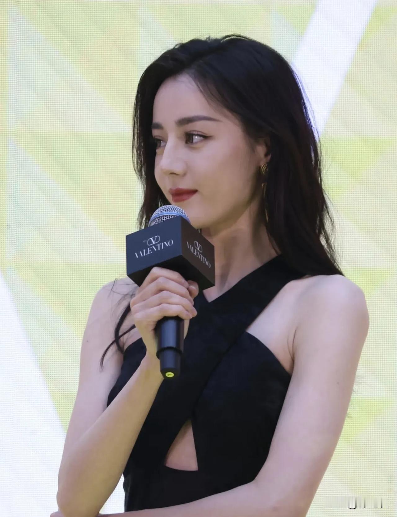 迪丽热巴如果被内娱偏爱的话，也不会有那么多小黑子黑热巴了，所以热巴能成为女顶流，