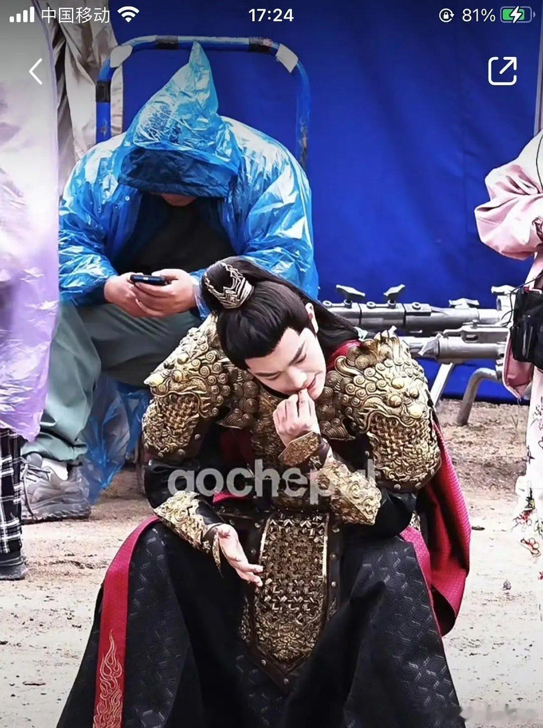 丁禹兮还是改不了啃手的毛病 ​​​