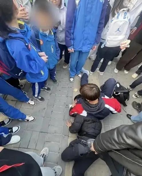 陕西，一40岁男子酗酒后，在公交车上把手伸向一初中女生的胸，被女生质问后，他不但