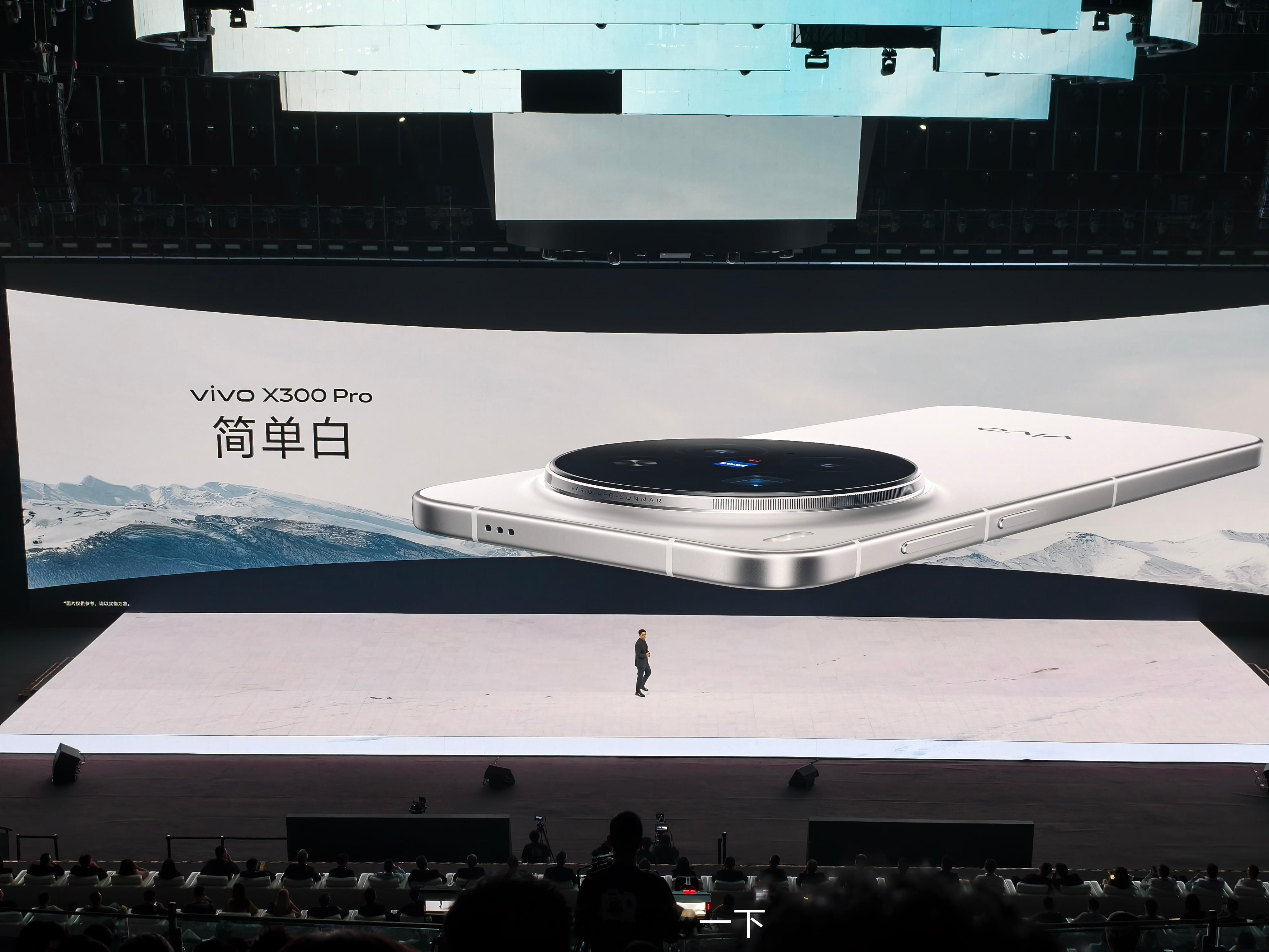 vivo X300Pro也带来了四款配色，主打色应该就是旷野棕了，这配色是真好看