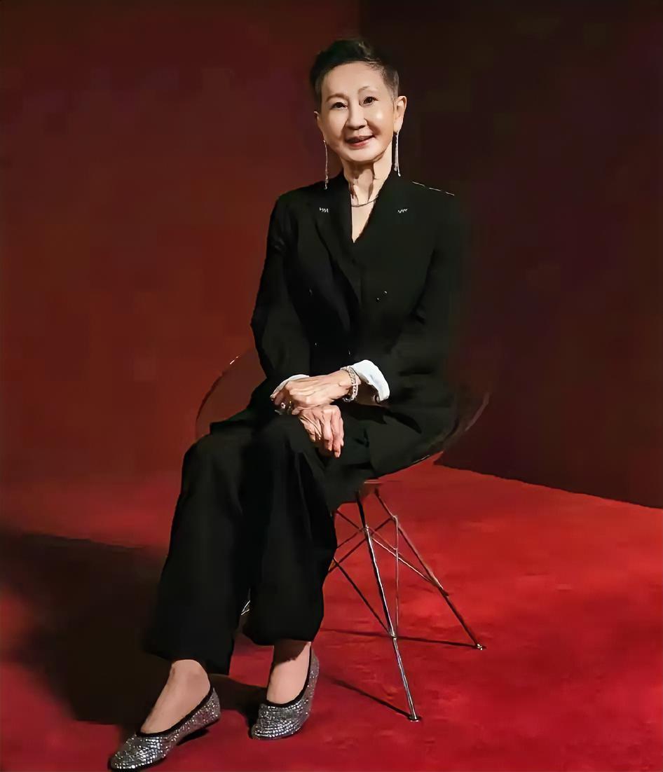75岁的施南生去世了，
她不是死于意外，
也不是死于高龄，而是死于我们谁都难以躲