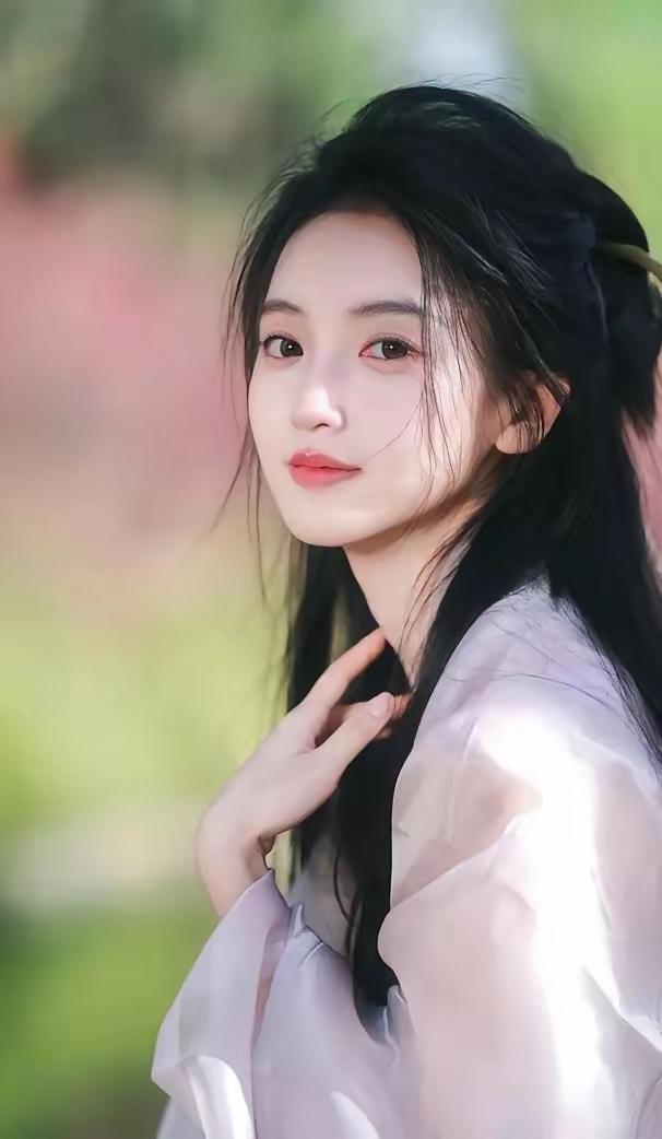 轻纱拂面，春意盎然。