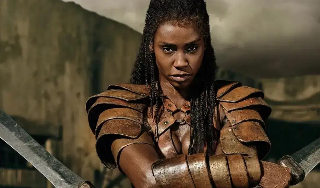 硬捏着鼻子看了两集《亚述家族》，我是真没绷住。
 
这就是典型的“为了醋包了顿饺