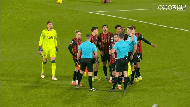 赛后伯恩茅斯球员对裁判直接吹哨没再多给一次进攻机会很不满啊伯恩茅斯2比3阿森纳 