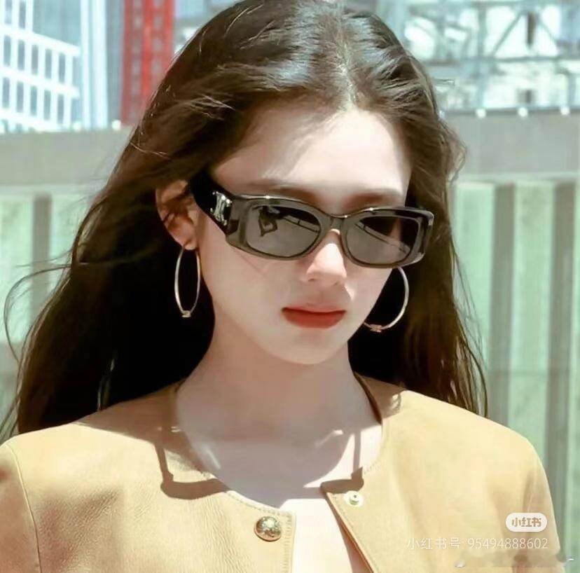 张婧仪身上真的很有富家女的气质 