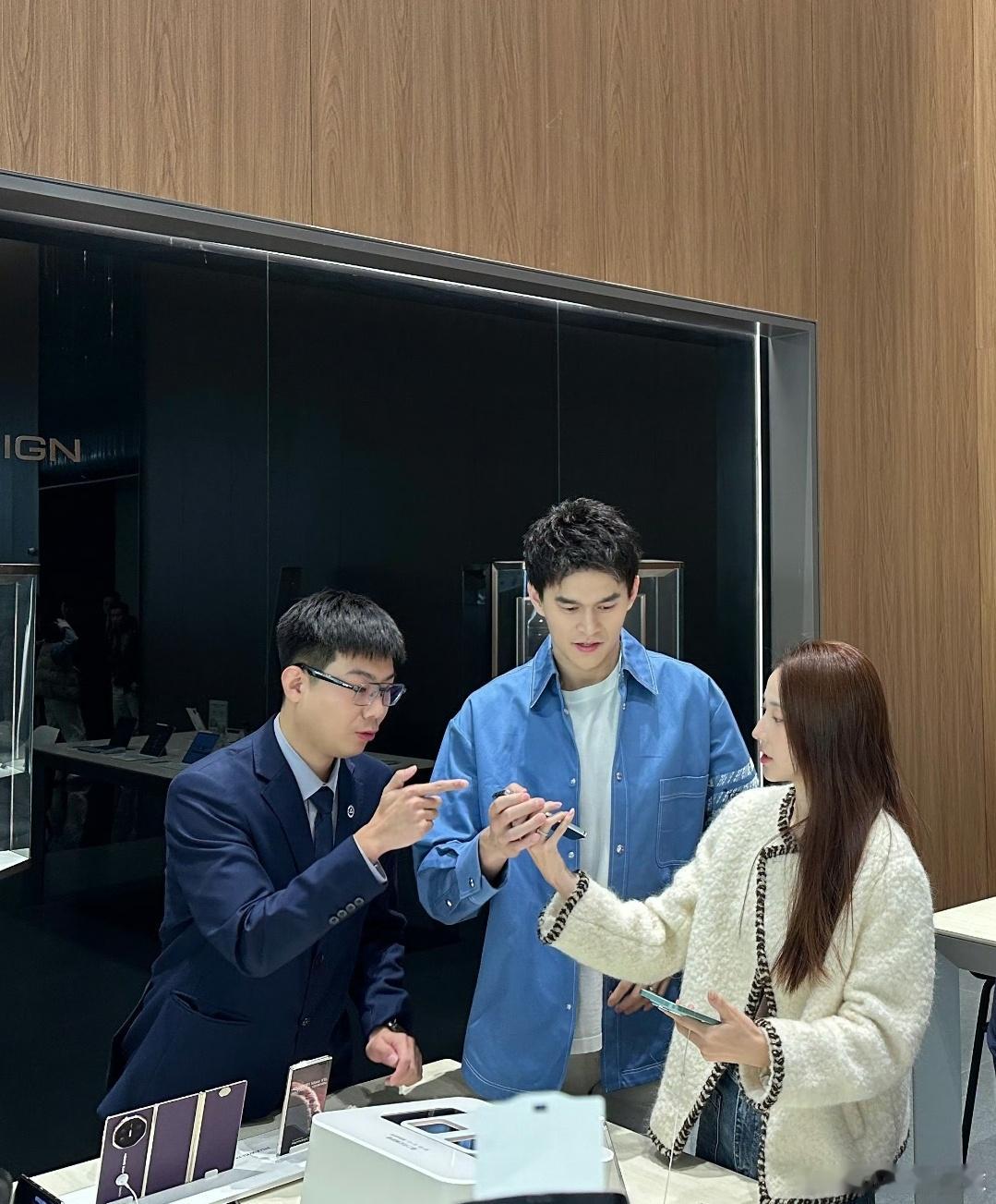 谁在杭州街头捕捉到这对神仙夫妻！孙杨和张豆豆低调出行，逛累了就找个角落歇脚，那种