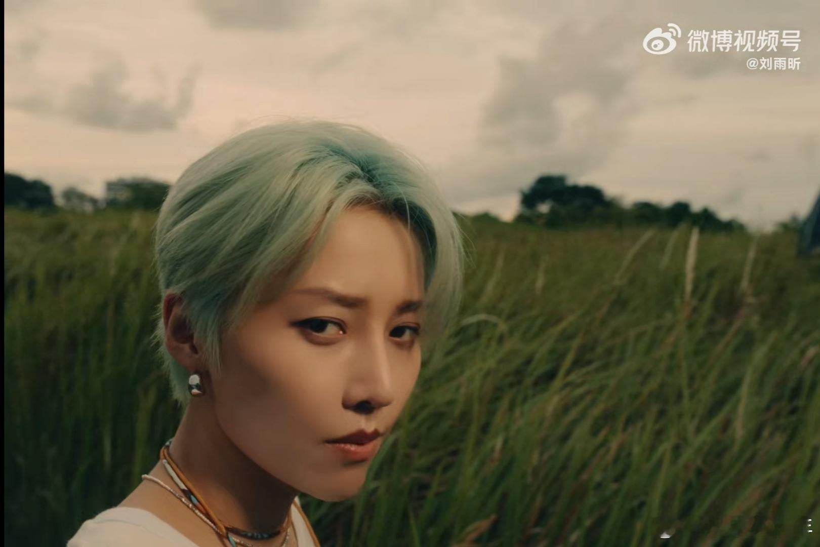 刘雨昕去新加坡搞唱跳了 刚循环完MV太上头！锋利与优雅兼具的美学，唱跳实力直接拉