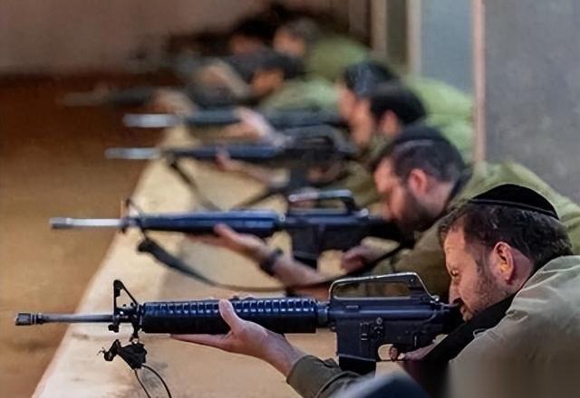 耶路撒冷一夜之间冒出30万支枪，但这枪只发给犹太人，边上35万巴勒斯坦邻居只能眼