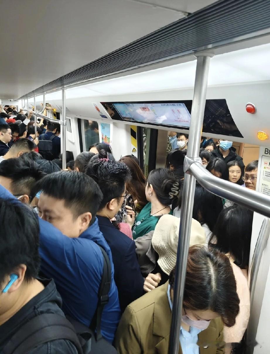 广州打工人都搬去佛山了!
 
今早挤广佛线菊树站，活生生被后面的人“怼”进车厢—