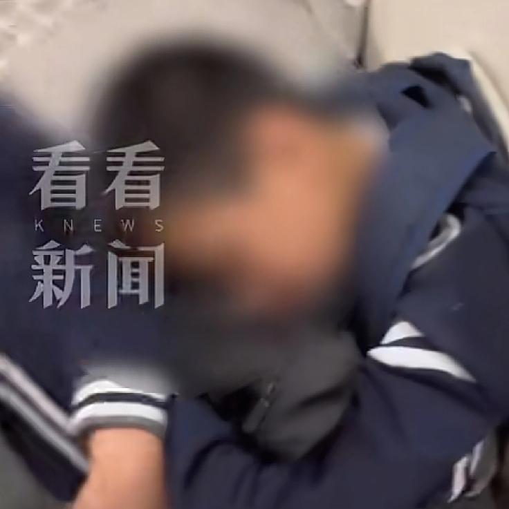 广州一位小朋友坐3号线睡着了，结果醒来后却发现到了终点站飞机场，而且还是被一位好