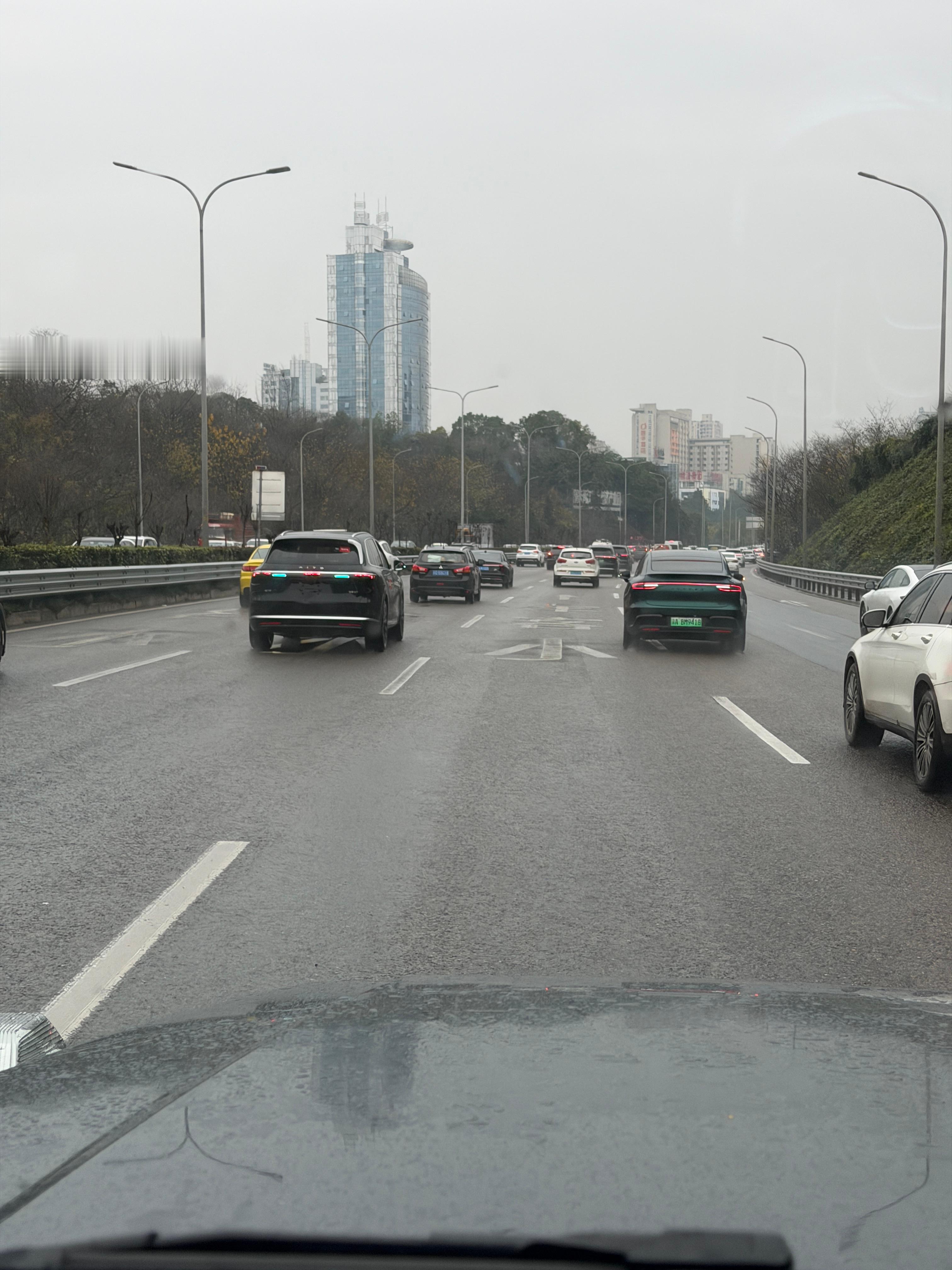 小蓝灯在路上非常醒目、一看就知道是华为ADS、M8和R7、都开智驾辅助回村过年了