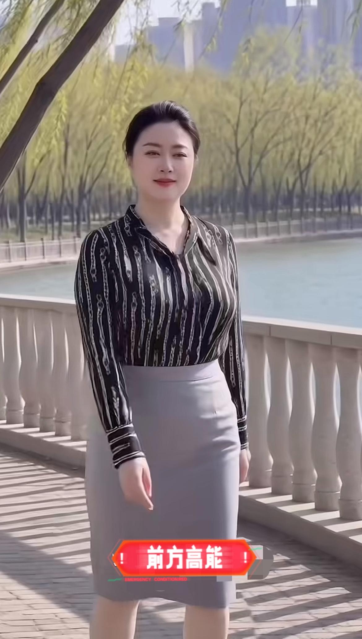 这算女神吗
雍容大方，尽显女性风采
有谁爱了没