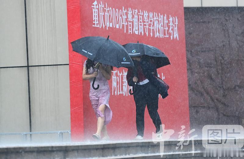 每逢高考 雨纷纷，多少会下点雨，之前我以为广东才这样，我高考那年就是在雨里奔跑。
