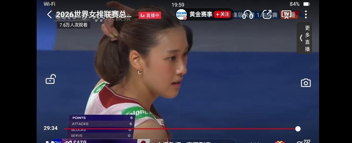 日本女排昨晚真是把巴西逼到悬崖边上了！首局26比24硬生生抢下来，现场巴西球迷都