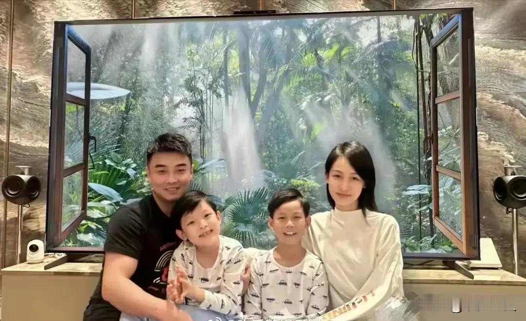 这三人站一块儿简直是复制粘贴！奥运冠军王皓悄咪咪带着全家去上海乐高乐园玩，结果被