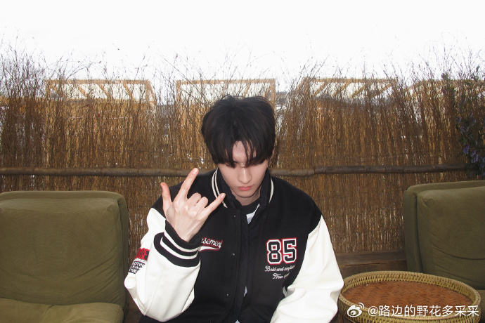 黄俊捷这组梦回张起灵黄俊捷真帅哥就是敢露额头 清爽露额造型既有少年感又有成熟魅力