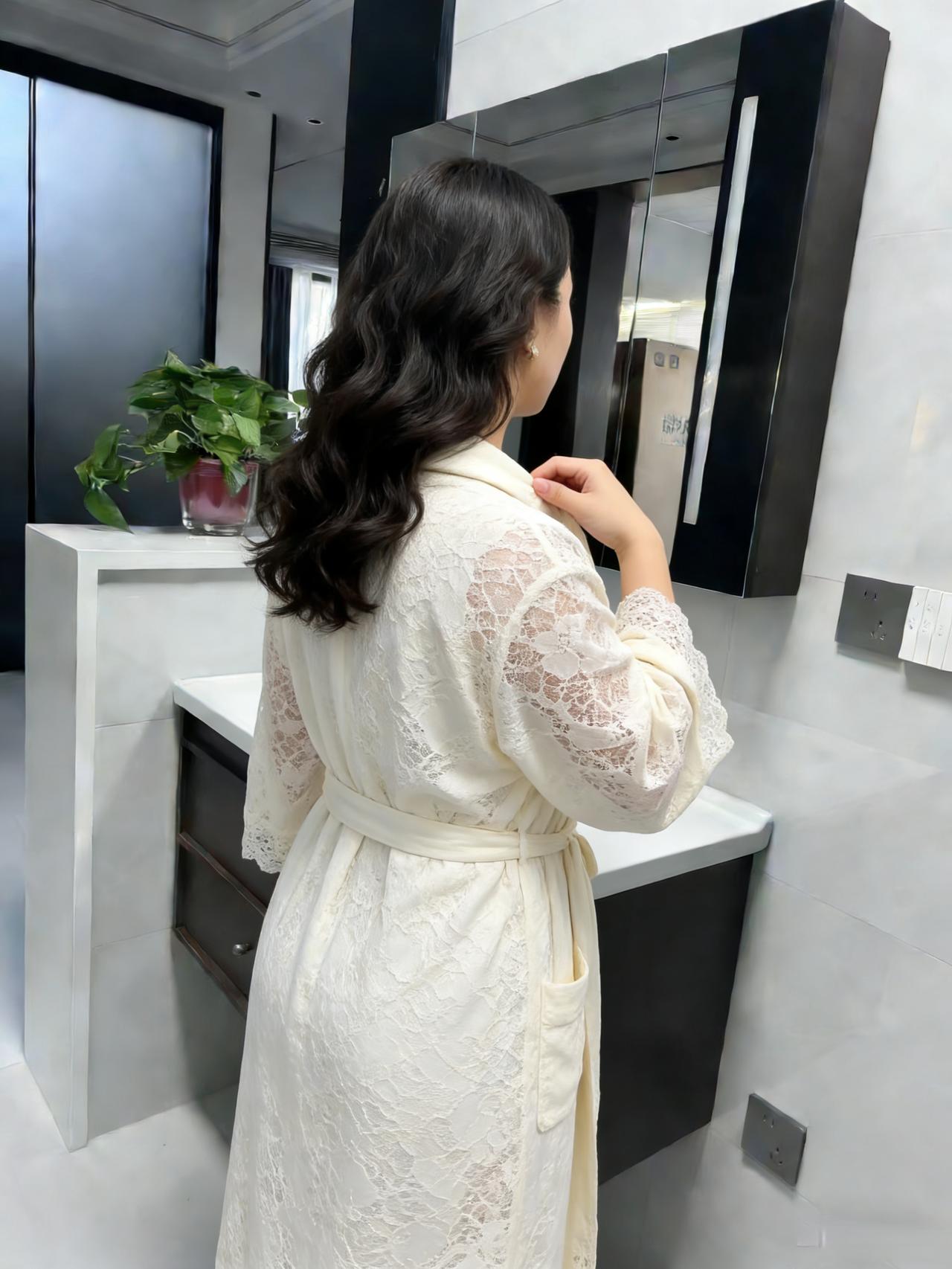 衣袂飘飘风乍起，
倩影亭亭，占尽春光美。
淡抹浓妆皆合意，
万般风姿谁能比。
 