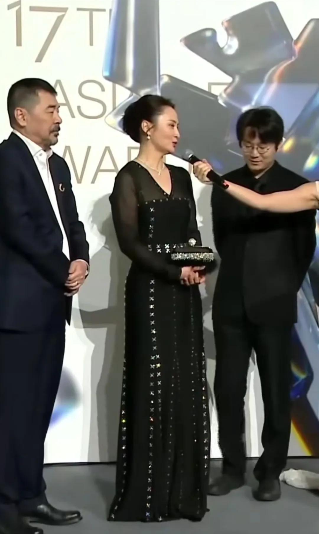 蒋勤勤和陈建斌一起参加亚洲电影大奖，陈建斌全程照顾妻子未发言，真的很有爱，蒋勤勤