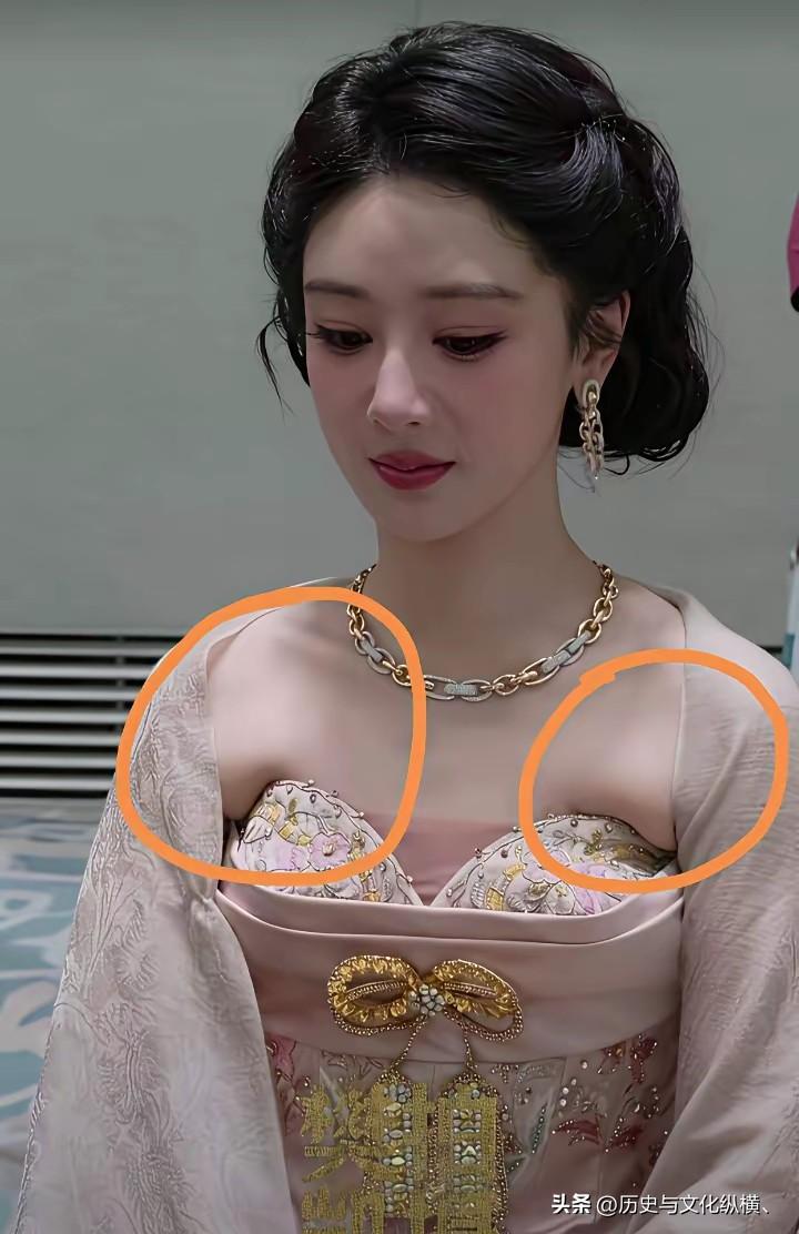 杨紫获得白玉兰奖，她这打扮如同白玉兰，只这衣服有点大，不合体。披风滑落，胸衣紧勒
