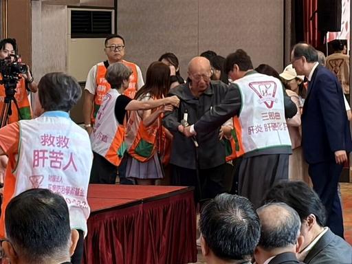 88岁吴伯雄突然跌倒，现场所有人都愣住了！

重新站起来后，他一句“会尽量活久一