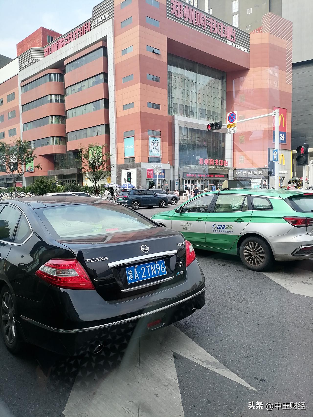 繁华的街道上，看到好几辆日产汽车！