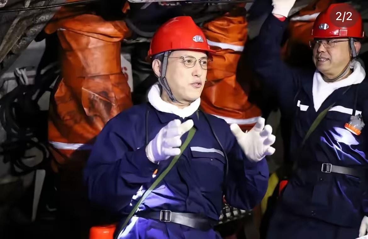 别的演员怕失业
而靳东不怕
不是他进了体制，而是他负责了，他是第一个去
矿洞慰问