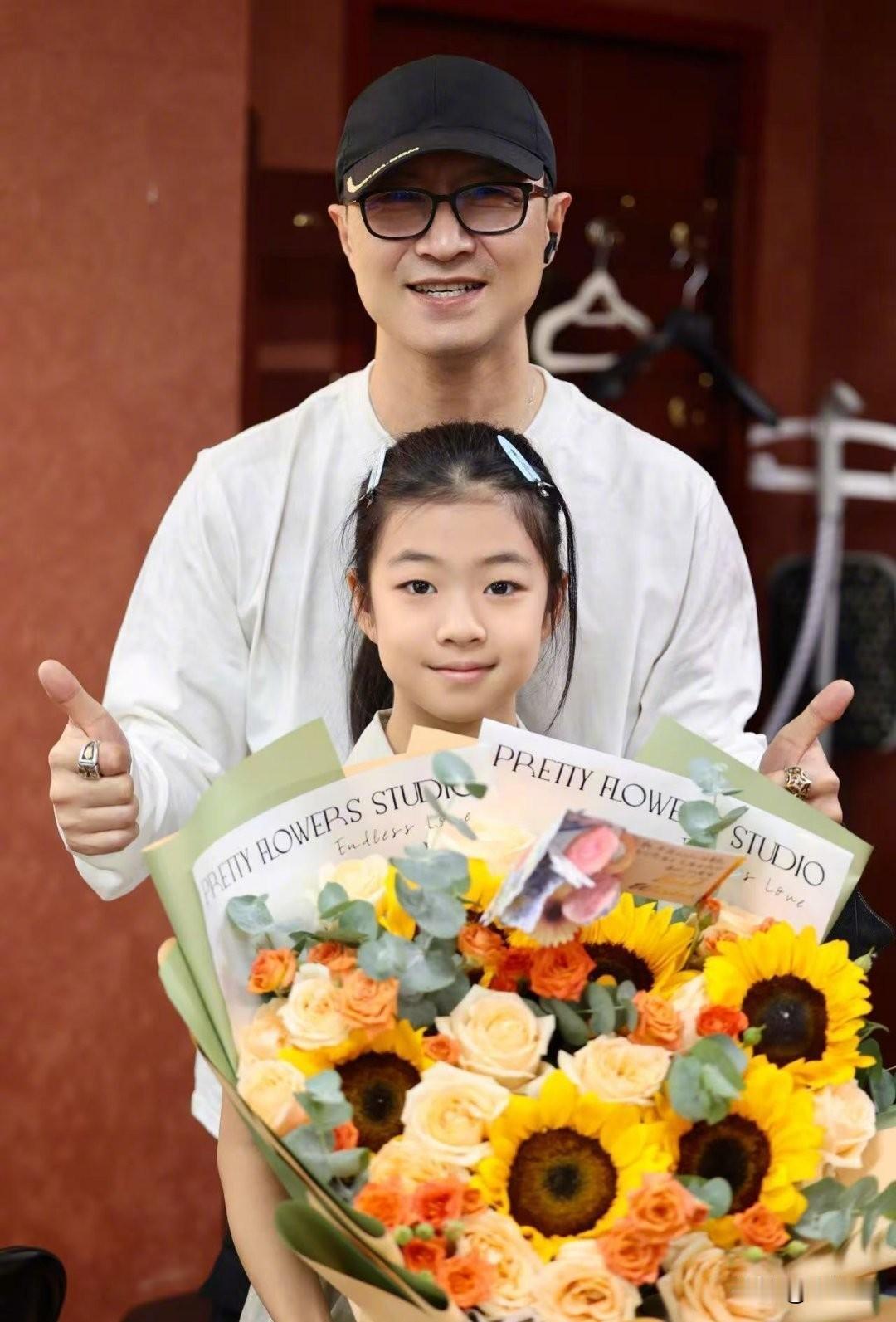 10岁醒醒钢琴演出太顶了，交响乐团伴奏，花篮排面拉满。
汪峰全家到场支持，汪峰也