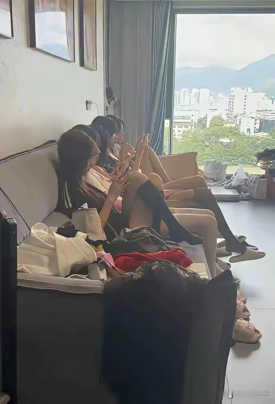 现在孩子一放假都一个造型