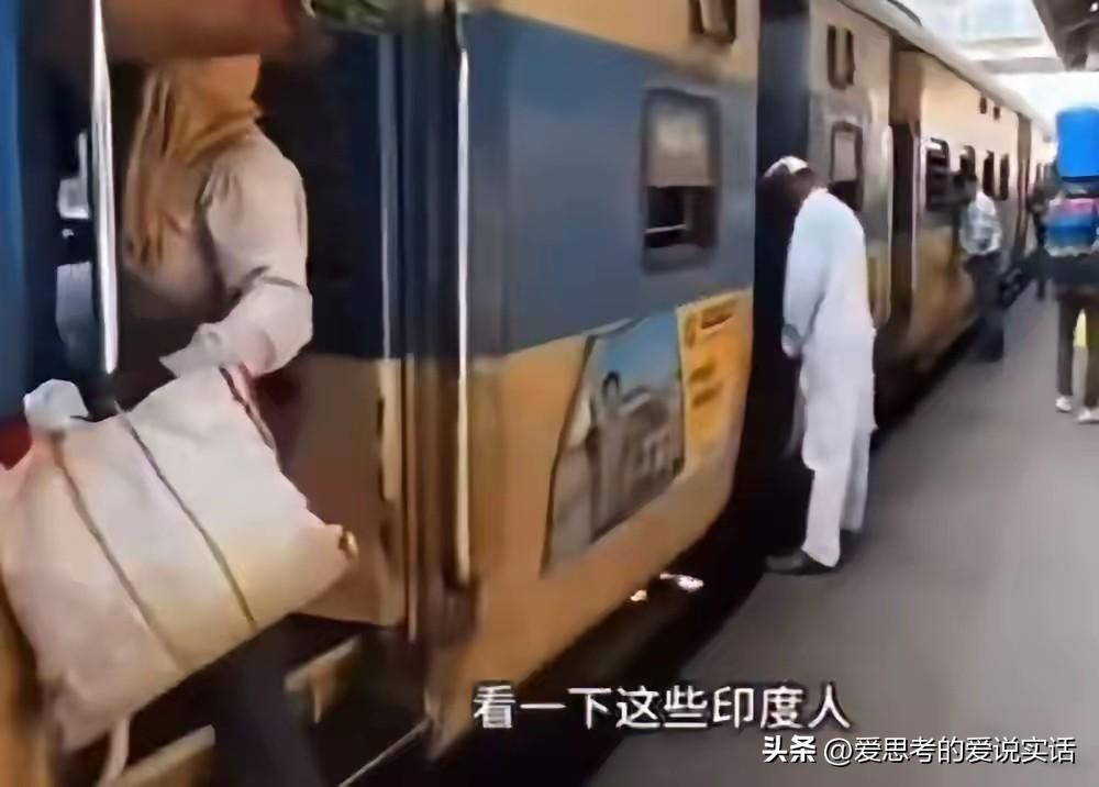 这事已经实锤了，就是印度人在站台随地小便！

更让人看不下去的是边上其他印度路人