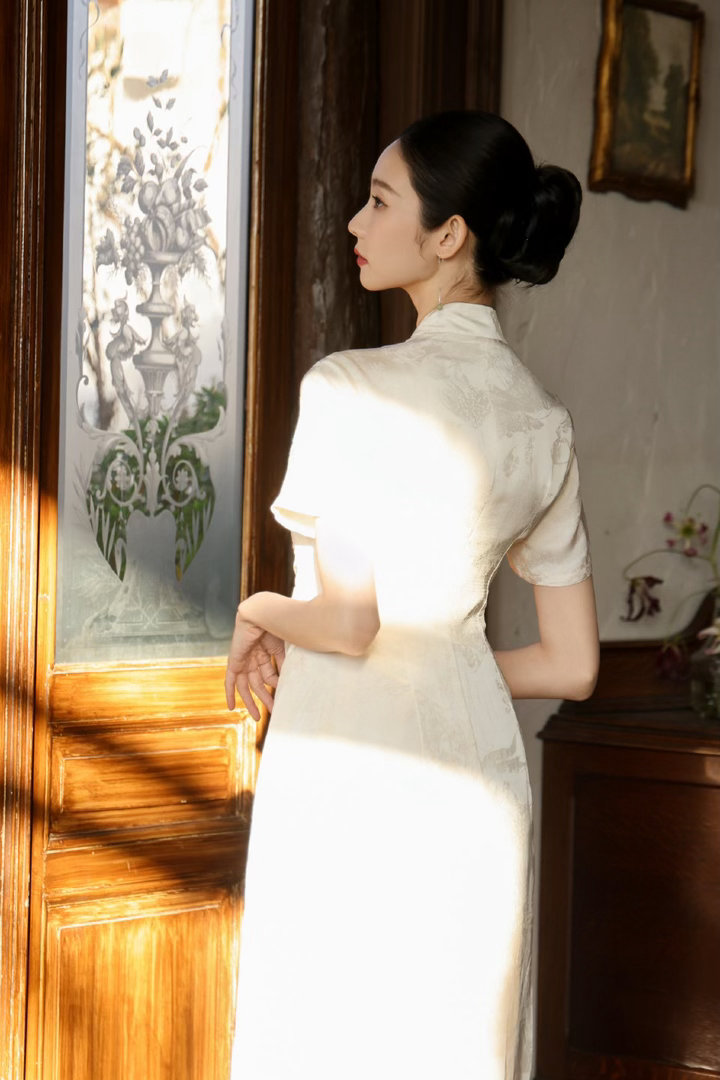 张艺凡民国美人 张艺凡把民国大小姐演活了！白玉兰旗袍勾勒出窈窕身姿，温柔又清冷的