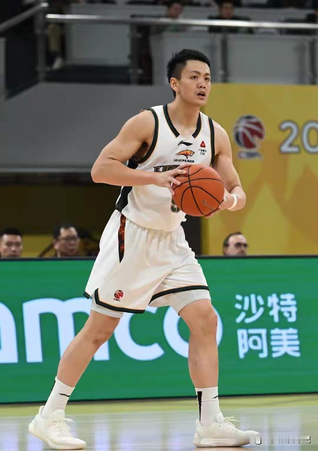 34-52辽宁对阵上海半场落后整整18分。
比赛一开始上海就喧宾夺主，率先得分，