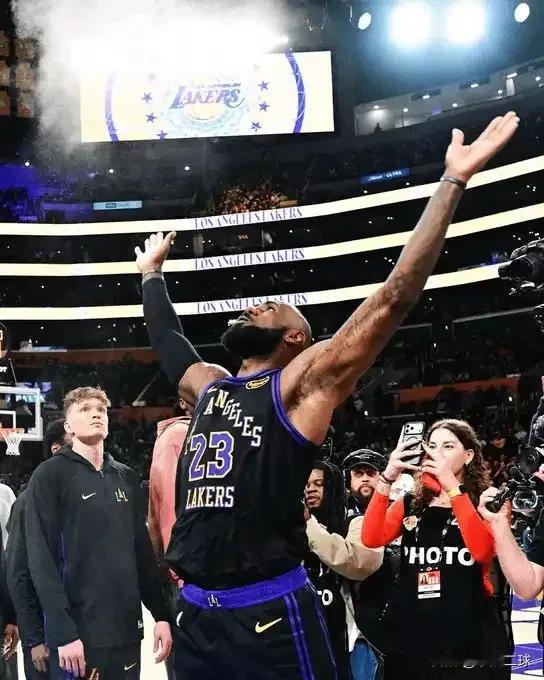 NBA官方发布詹姆斯赛场照并配文：“国王的第23个NBA赛季。”