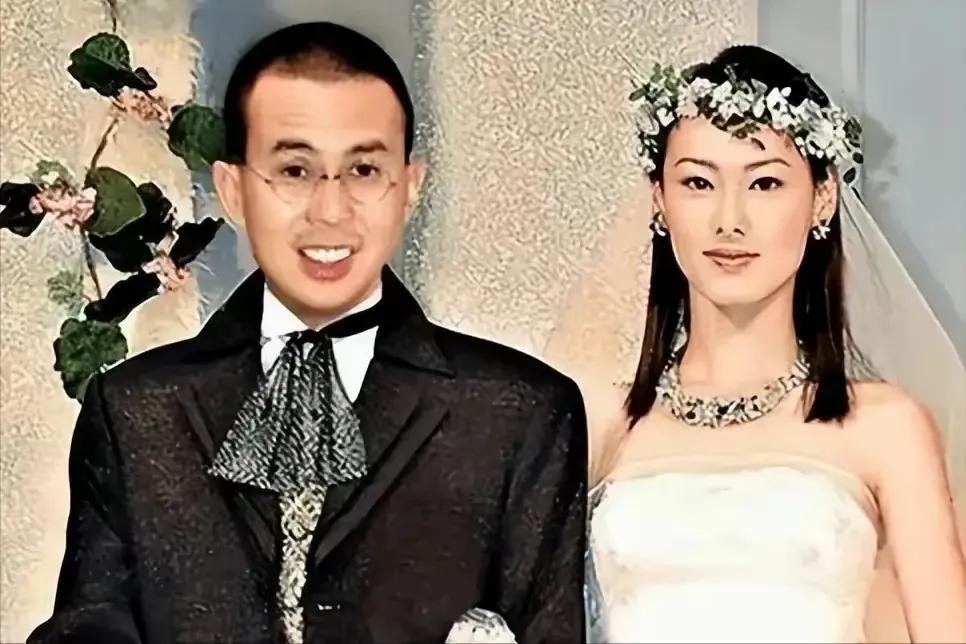 一天深夜，李泽楷把2000万钻戒套梁洛施手上：“我们和好吧，我正式向你求婚。”梁