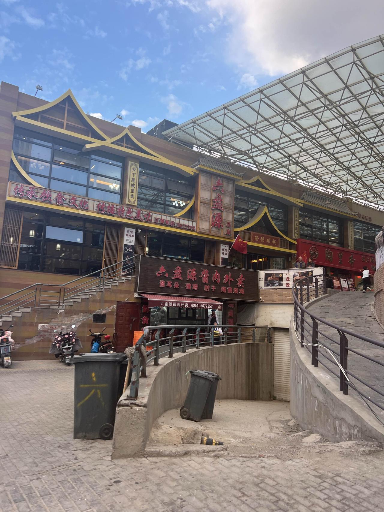 因为宁夏是回族自治区，所以银川很多餐厅都是默认清真的以牛羊肉为主。而去吃的这家是