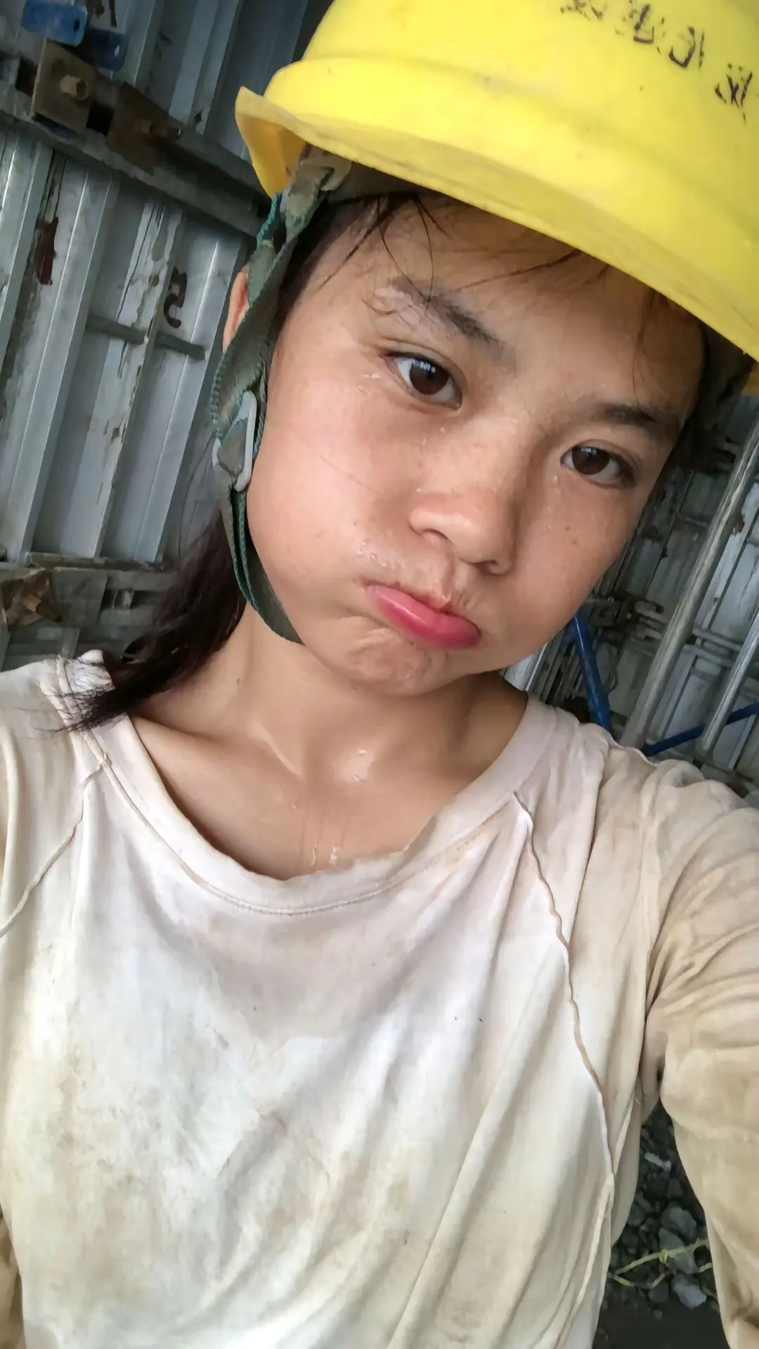 在工地听过最多的话就是一个小姑娘怎么来干工地   为什么不进厂   工...