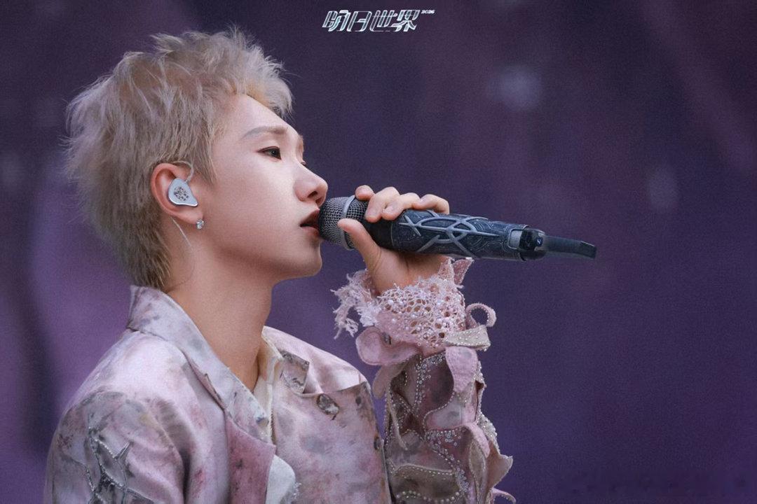 汪苏泷演唱会五块钱如何花三天内娱独一份的搞笑演唱会，汪苏泷把网络热梗搬上舞台，五