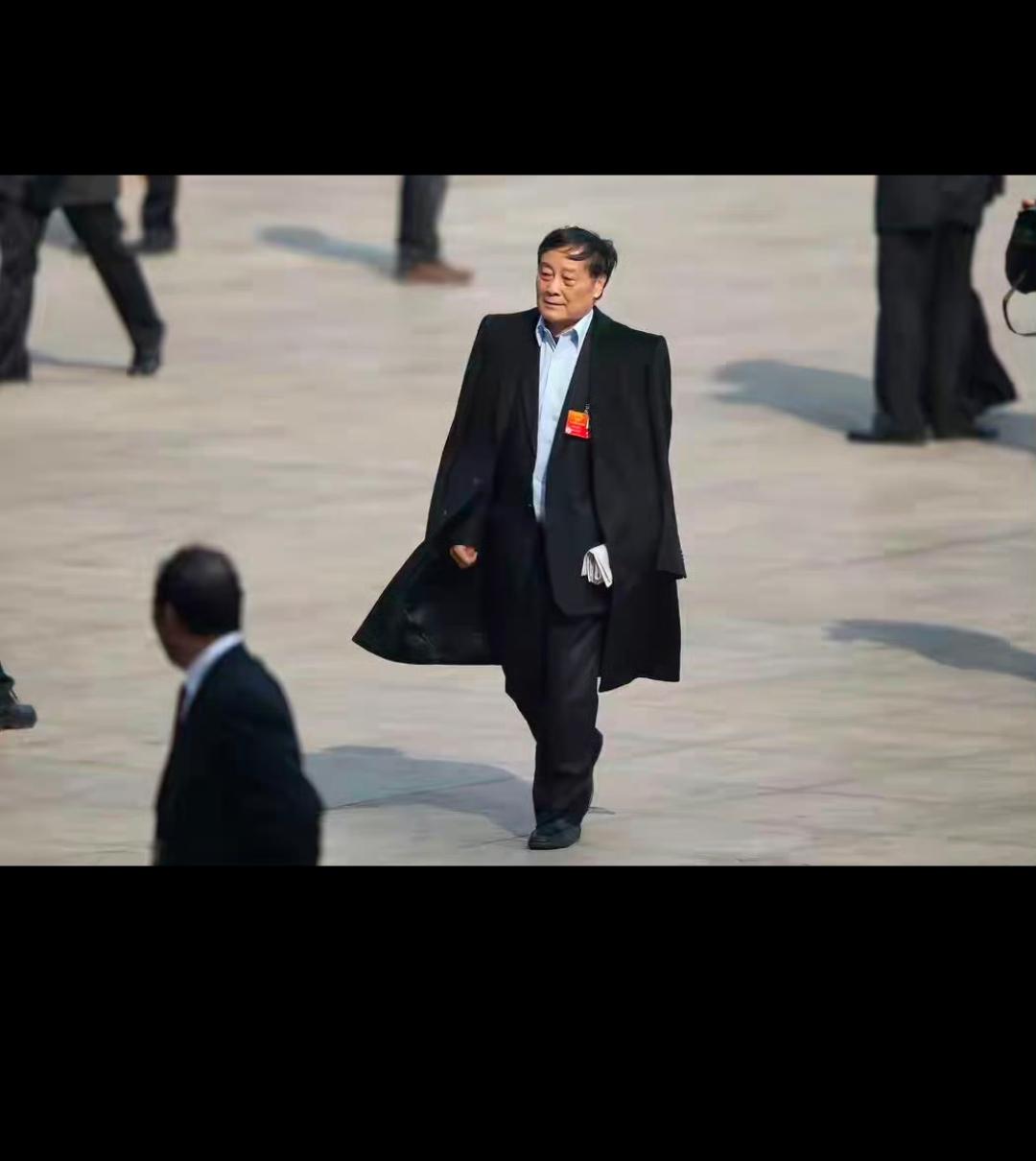 老宗要不是为了胸前那个证件还有他的一世英名，估计早就会让这个女人转正了！
他或许