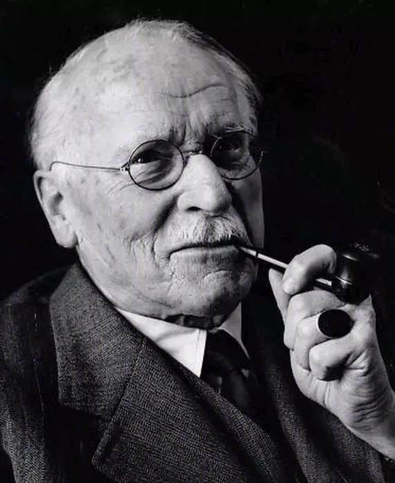 卡尔·荣格（Carl Gustav Jung）瑞士心理学家。1907年开始与弗洛