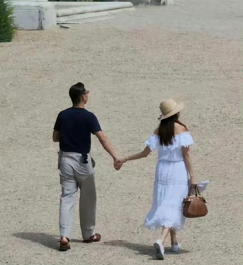 51岁林志玲巴黎街拍流出，素颜状态惊艳全网！
这哪里是“退休”，分明是被爱情滋养