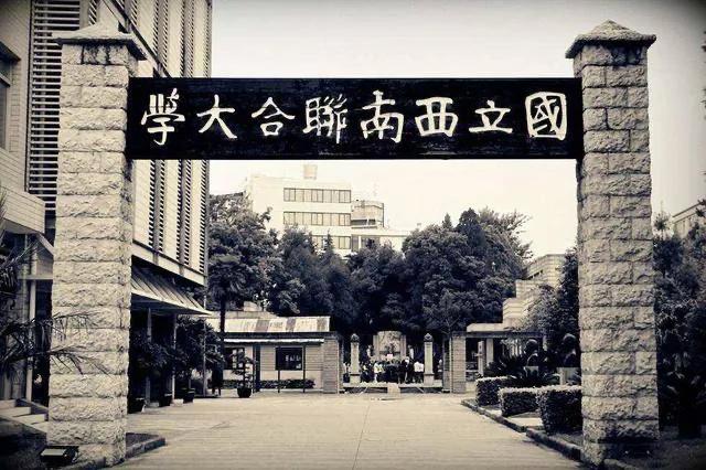 西南联大那会儿，日机时不时前来轰炸，慌乱中，丢三落四的人多了去了。有位广东同学很