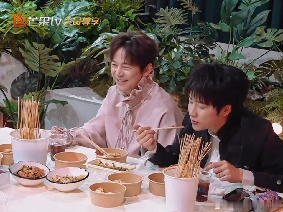 何炅听到周柯宇比丁程鑫小的反应你好星期六周柯宇的长相气质很容易让人误以为年龄偏大