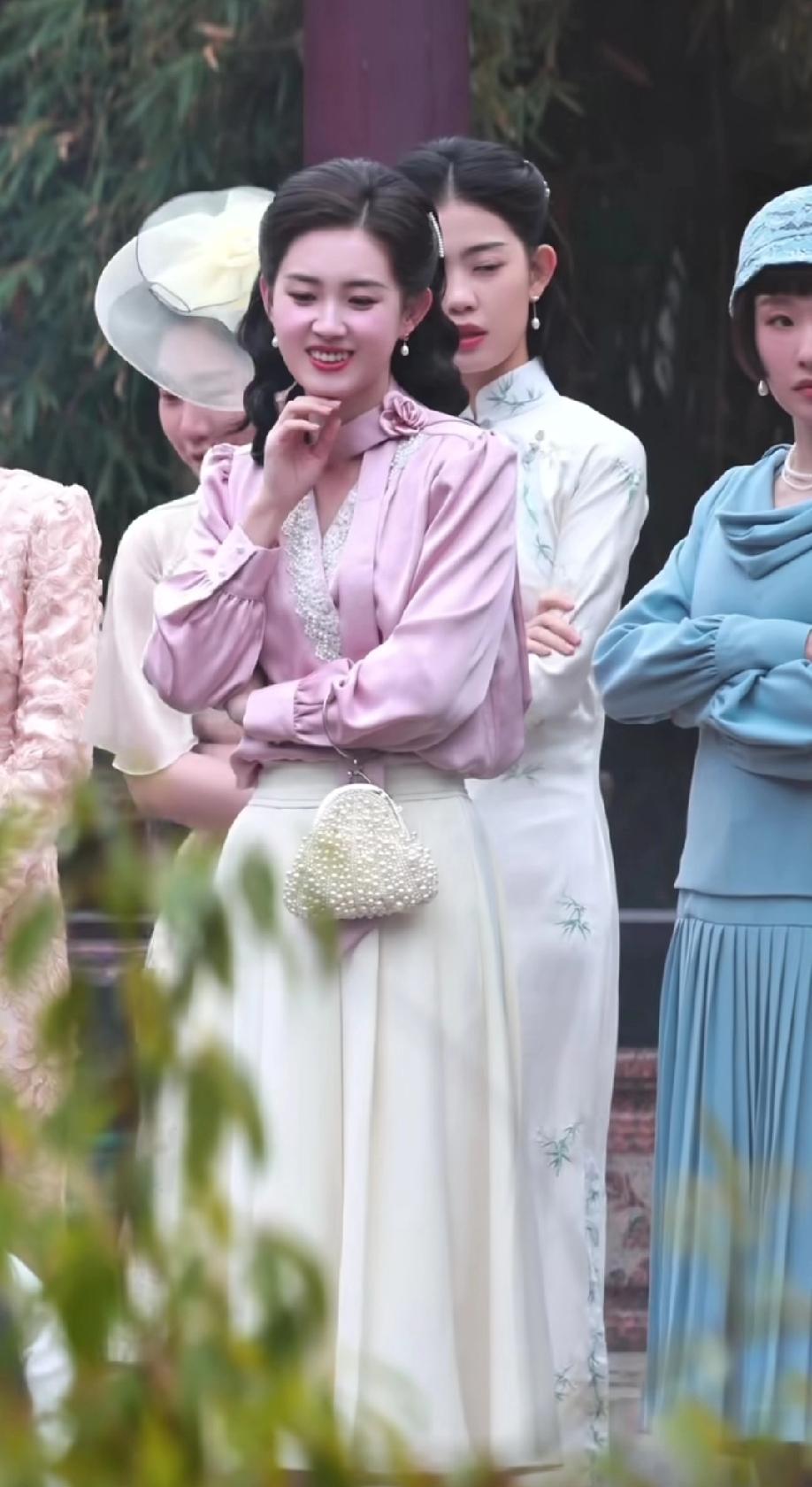 今天是粉粉嫩嫩的陶二小姐，宇欣抬头的那一瞬间好美啊，气质杠杠的。这小脸白里透着粉