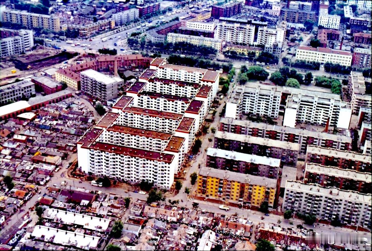 城郭依旧，人事几番新。公滨路与红旗大街。