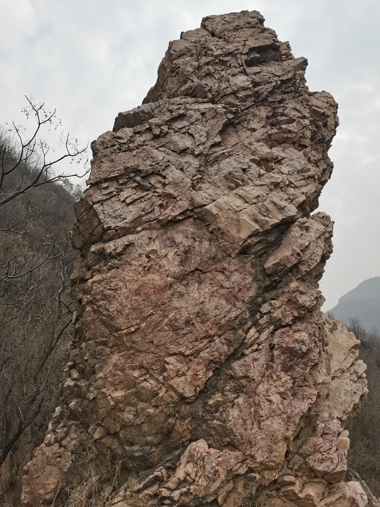 二月，我和友人驱车从汝阳县城往南疾驰，一路尽是沁人心脾的油菜花香，不多时便到了岘