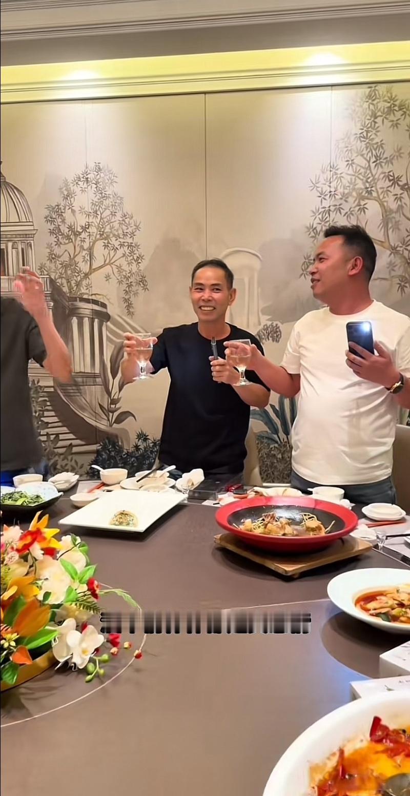 张大炮是老廖的再生父母，没有张大炮就不会有老廖。早年老廖无处谋生，外出打工处处碰