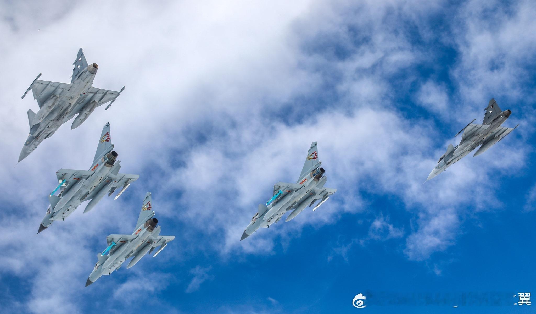 鹰击2019中泰空军联合训练中，歼-10C与鹰狮C编队飞行。 ​​​