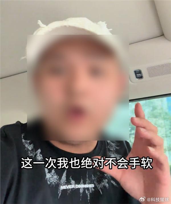 博主“阿爆开澎程”新提的小米澎程N70Max规规矩矩停在车位里，没越线、没挡道，