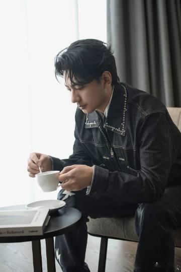 海来阿木在湘潭唱嗨了海来阿木巡游走心了青春湘潭演唱会 他的嗓音如同清泉流淌，浸润